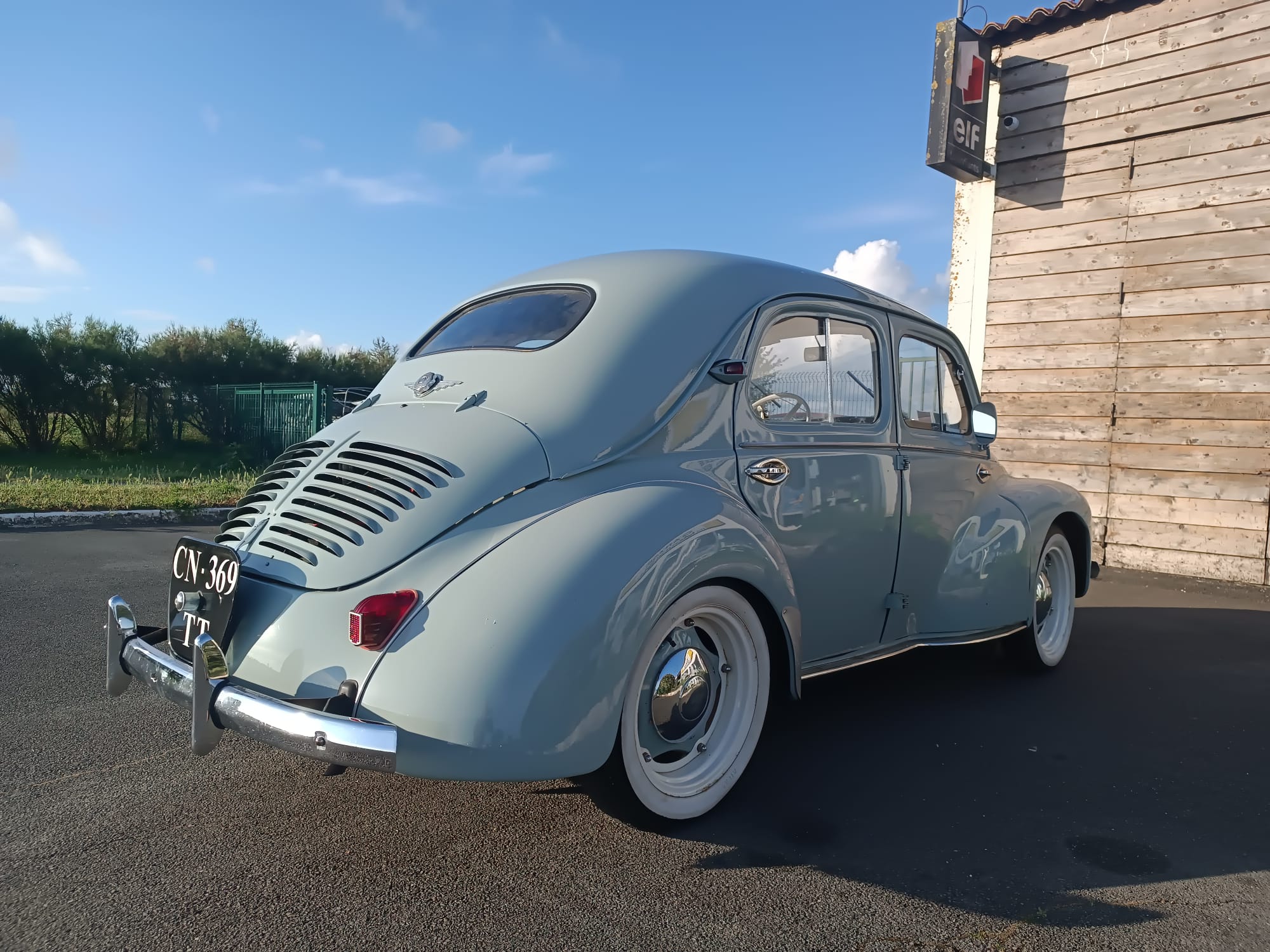 RENAULT 4CV-PARFAIT ETAT- A VOIR