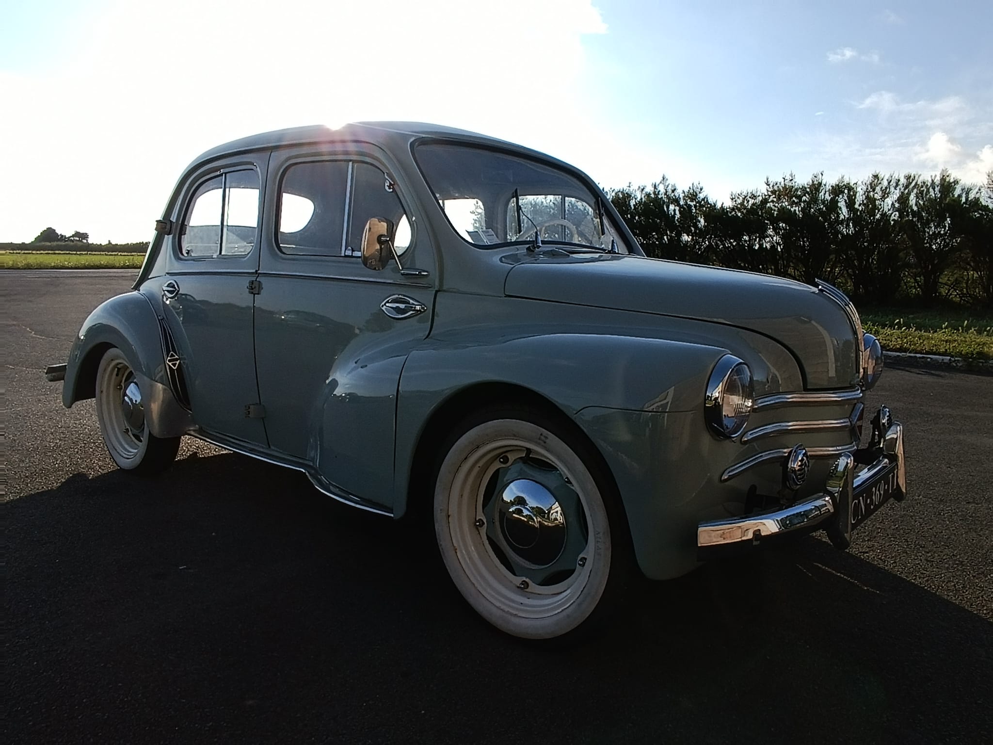 RENAULT 4CV-PARFAIT ETAT- A VOIR