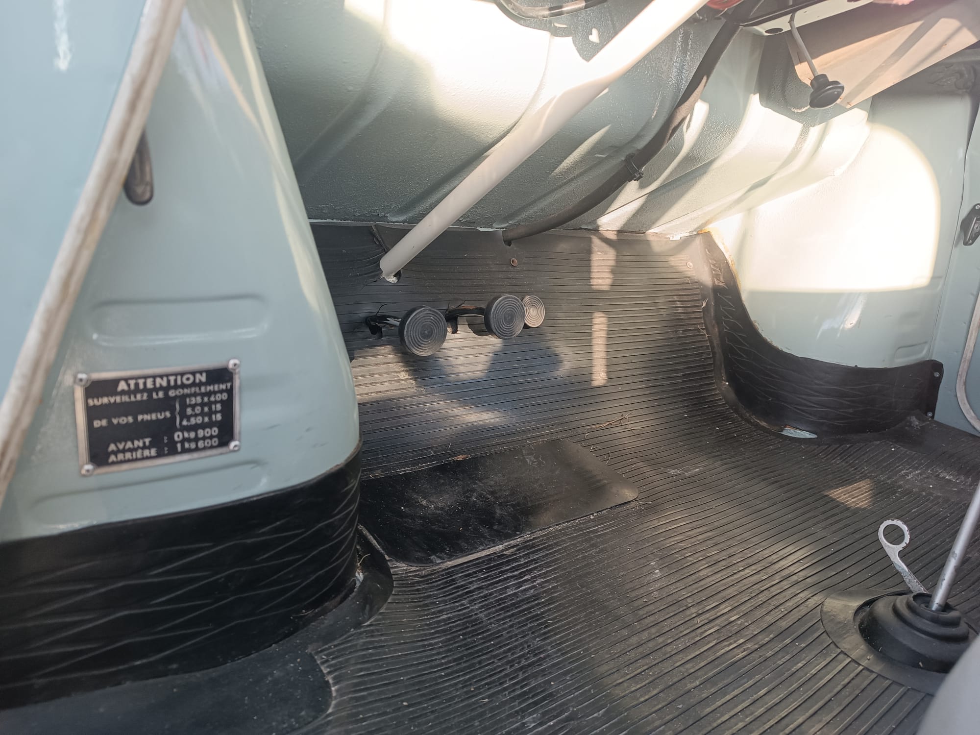 RENAULT 4CV-PARFAIT ETAT- A VOIR