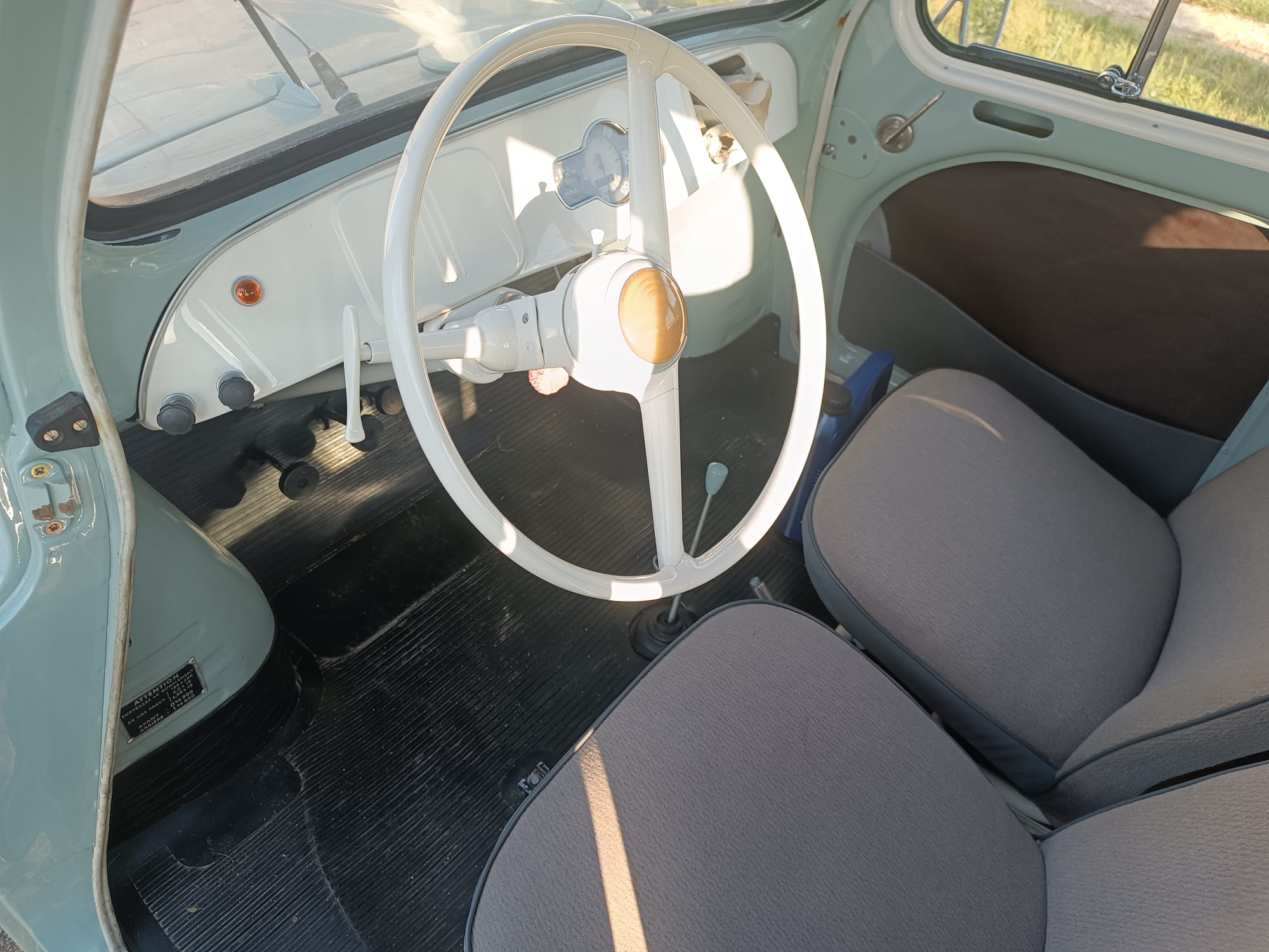 RENAULT 4CV-PARFAIT ETAT- A VOIR